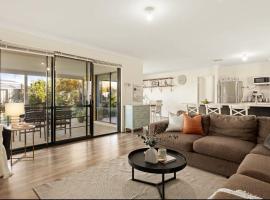 Modern Family Retreat in the Heart of Brabham, hotel in West Swan