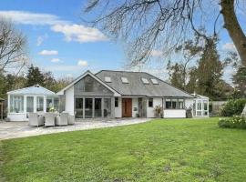 Beechwood House, Hot Tub & Games Room, New Forest, hotel in Ringwood