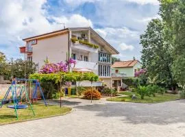 1 Bedroom Nice Apartment In Banjole