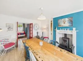 Seaside 2-bed Home in Flushing with Free Parking & sea views