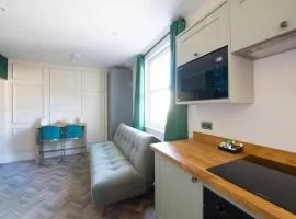 Luxury Chandos Flat by Prescott Apartments