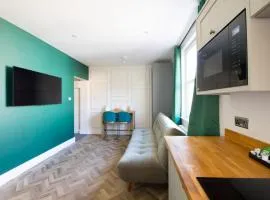 Modern Chandos Flat by Prescott Apartments