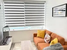 Cozy 1-Bedroom with Downtown City views