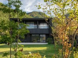 全室から富士を望み 広い庭で憩う別荘