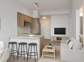 Luxury Condo with Hottub, outdoor firepit & Bowlin