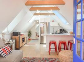 1 Min Walk to Water Town Deck and A C, hotel v destinaci Provincetown