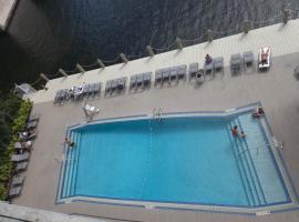 Beach Escape with Balcony & Resort Amenities, hotel din Hallandale Beach