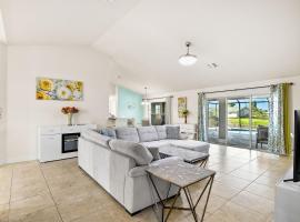 Newley Built Oasis Heated Pool Waterfront retreat, hotel in Rotonda West