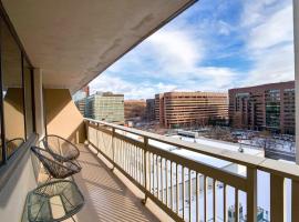 A Few Steps From Airport - Stylish Apt, ξενοδοχείο σε Addison Heights