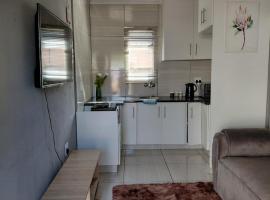 Mama R's Budget-friendly BACKROOM 2, hotel in Newcastle