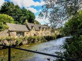 Bibury Riverside Cottage Grade II listed 6ppl