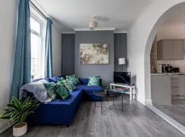 3 Bed House - Sleeps 5 - Parking - Wifi
