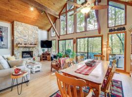 Wooded Cabin with 2 Decks on Golf Course in Newland!, hotel a Newland