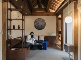 Seoul Jongno Hanok Stay Seochonbyuldang-Subway5mim, hotel in Seoul