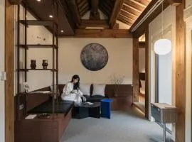 Seoul Jongno Hanok Stay Seochonbyuldang-Subway5mim