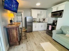 Seahorse - Tiny Home 1.2 Mi, 2 Beach Kitchen W & D Queen Bed