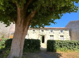 Gîte Le Logis du Tilleul, hotel v destinaci Plassay
