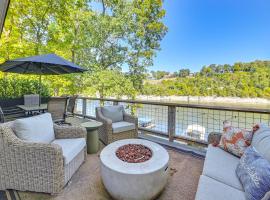 Herrington Lake Retreat with Dock, 1 Mi to Marina!, hotel v destinaci Bushtown