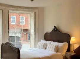 Romantic 1830 Georgian Apartment - Prime Location