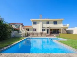 Villa 7BR & 7BA with Pool & Backyard in a Prime Location!