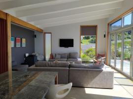 House with ocean views near Cathedral Cove walkway, haustierfreundliches Hotel in Hahei
