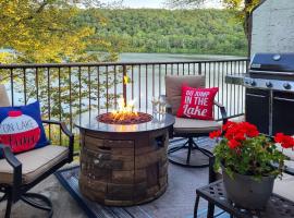 Game Room and BBQ Waterfront Lake Harmony Condo!, condominio en Lake Harmony