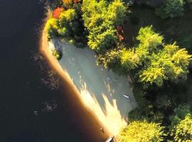 Domaine Chalets des pins, hotel with parking in Rawdon