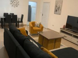 Cozy and Comfortable 2 bedroom for Families Home-away near Airport, hotel in Accra
