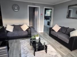 FM Homes & Apartments 3 Bedroom House Motherwell, alojamiento con cocina en Motherwell