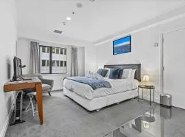 Cozy Room with King Bed, Gym and Pool Zodiak Stays