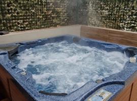 Beach house BellaVista with hot pool, hotel v Trogiri