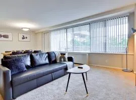 Modern Apt in Prime Location w Business Facilities