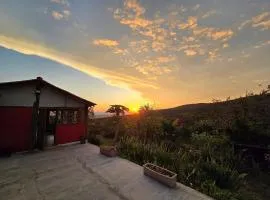 Sítio com lindo pôr do sol, tranquilidade na serra de Carrancas com riacho