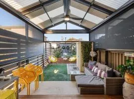 Peaceful Retreat Steps from Semaphore Beach