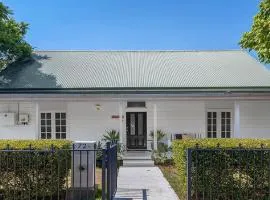 Casita - Modern 4 Bedroom Cottage In Heart Of Singleton