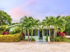 Private Cottage on Bayfront Estate with Pool, Beach, Dockage, Kayaks and More