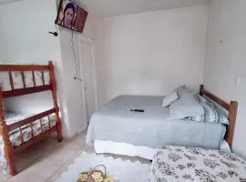 KITNET S1 em TORRES-RS - Na mais bela praia Gaúcha - Cozinha - Banheiro - Ar condicionado - TV e Wi-Fi - Estacionamento - Anfitriã Superhost no BnB
