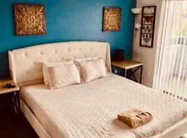 Hollywood Studio with Pool, Parking and Gym