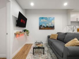 Modern 2BR Private Suite Near Calgary Airport, hotel v destinácii Calgary
