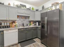 Stylish Condo with Garage, Hotel in Clarksville