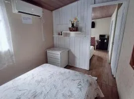 KITNET k1 em TORRES-RS - Na mais bela praia Gaúcha - 2 quartos - Frigobar - micro-ondas - banheiro - ar condicionado split - TV smart 32' - Wi-Fi - Anfitriã Superhost no BnB