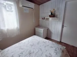 KITNET k1 em TORRES-RS - Na mais bela praia Gaúcha - 2 quartos - Frigobar - micro-ondas - banheiro - ar condicionado split - TV smart 32' - Wi-Fi - Anfitriã Superhost no BnB