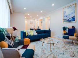 Stylish, Spacious 6-Bedroom Home in the GTA, hotel v destinaci Whitby