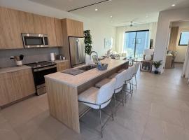 Stylish Grace Bay Condo on Top Floor with Den and Pool, hôtel à The Bight Settlements