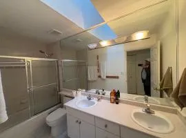 Vancouver Home - Downtown 15 Min, Transit Access - Free Parking & Wi-Fi