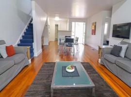 Plover Executive Deluxe Villa 25, hotel de 3 estrellas en Cams Wharf