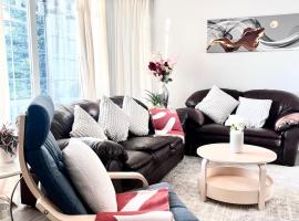 Spacious & Comfy Main Floor 3BR Suite in Detached House, hotel em Calgary