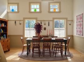 Restored Farmhouse Near Kezar Lake & Country Club, hotel a Lovell