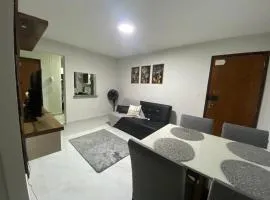 Apê térreo, bairro próximo ao centro, cozinha equipada