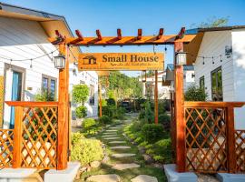 Small House homestay Mộc Ch&acirc;u, шале у місті Моктяу